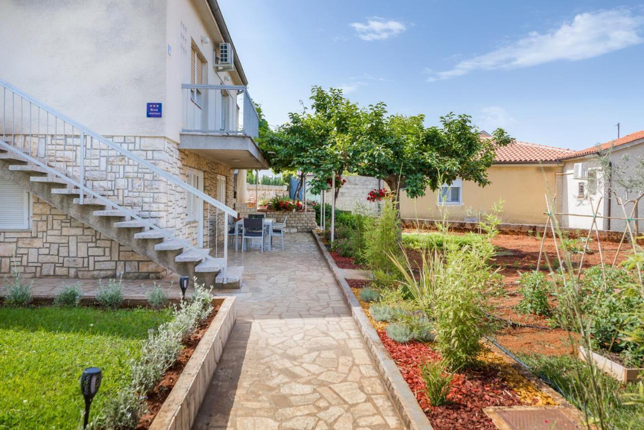 Apartment Tesic Close To The Sea With Shared 4Xbicycles Фажана Екстер'єр фото